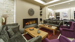 Ein modernes Wohnzimmer mit Kamin, Sofas und einem Couchtisch.
