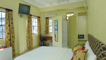 Habitación estándar | Minibar, caja de seguridad en la habitación y escritorio