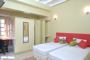 Standard-huone | Minibaari, tallelokero huoneessa, työpöytä, silitysrauta/-lauta