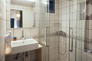 Bathroom | Shower, free toiletries, hair dryer, slippers - Porto Bello Design Hotel (Nafplio)