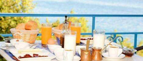 Daily continental breakfast (EUR 5 per person)