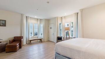 Suite, 1 King Bed | Premium bedding, pillowtop beds, desk, laptop workspace