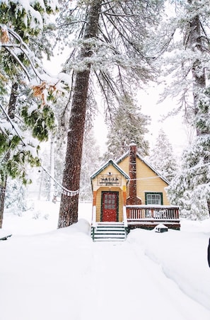 Property grounds - Shaver Lake Village Hotel (Shaver Lake)