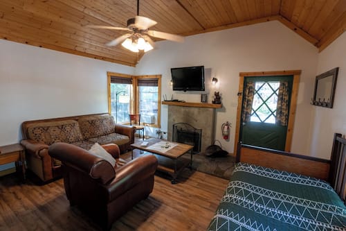 Family Cabin, 1 Bedroom (Bears Den) | Down comforters, free WiFi, bed sheets