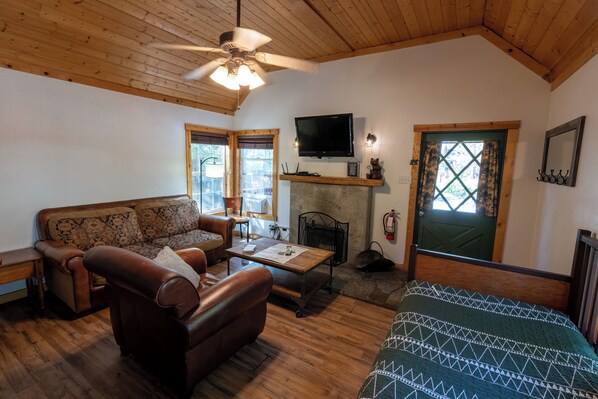 Family Cabin, 1 Bedroom  (Bears Den) | Down duvets, free WiFi, bed sheets - Shaver Lake Village Hotel (Shaver Lake)