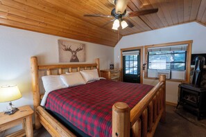 Cabin | Down comforters, free WiFi, bed sheets