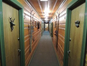 Down duvets, free WiFi, bed sheets - Shaver Lake Village Hotel (Shaver Lake)