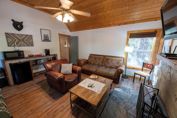 Family Cabin, 1 Bedroom  (Bears Den) | Down duvets, free WiFi, bed sheets - Shaver Lake Village Hotel (Shaver Lake)