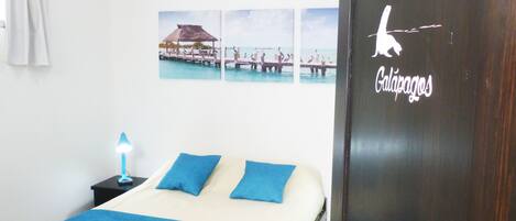 Tallelokero huoneessa, pimennysverhot, ilmainen Wi-Fi, vuodevaatteet