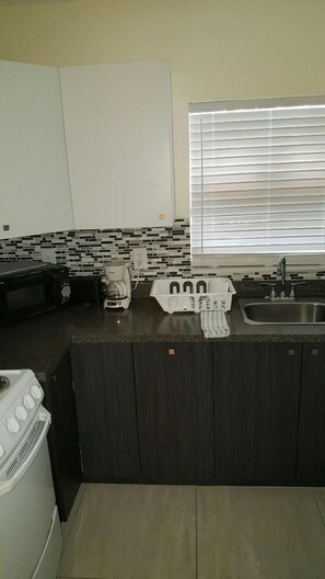 Réfrigérateur, micro-ondes, cafetière/bouilloire