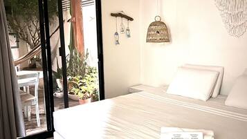 Habitación doble Deluxe, Terraza | Sábanas italianas Frette, edredón y minibar