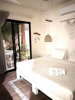 Quarto casal luxo, terraço | Lençóis italianos Frette, edredons de pluma, frigobar