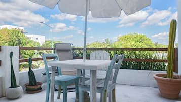 Habitación triple ejecutiva, Terraza | Sábanas italianas Frette, edredón y minibar