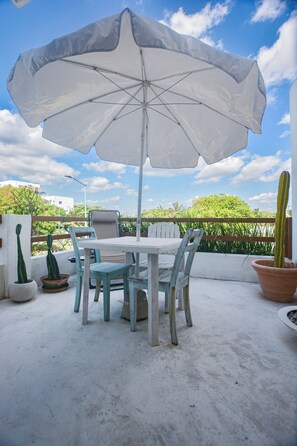 Quarto triplo executivo, terraço | Lençóis italianos Frette, edredons de pluma, frigobar