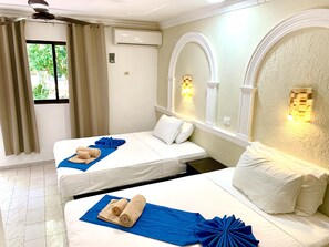 Habitación doble | Escritorio y ropa de cama