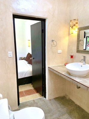 Suite (Master) | Bathroom | Shower, towels - Eco Hotel Green River (Izamal)