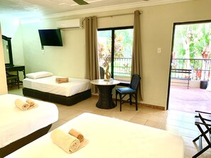 Habitación triple | Escritorio y ropa de cama 