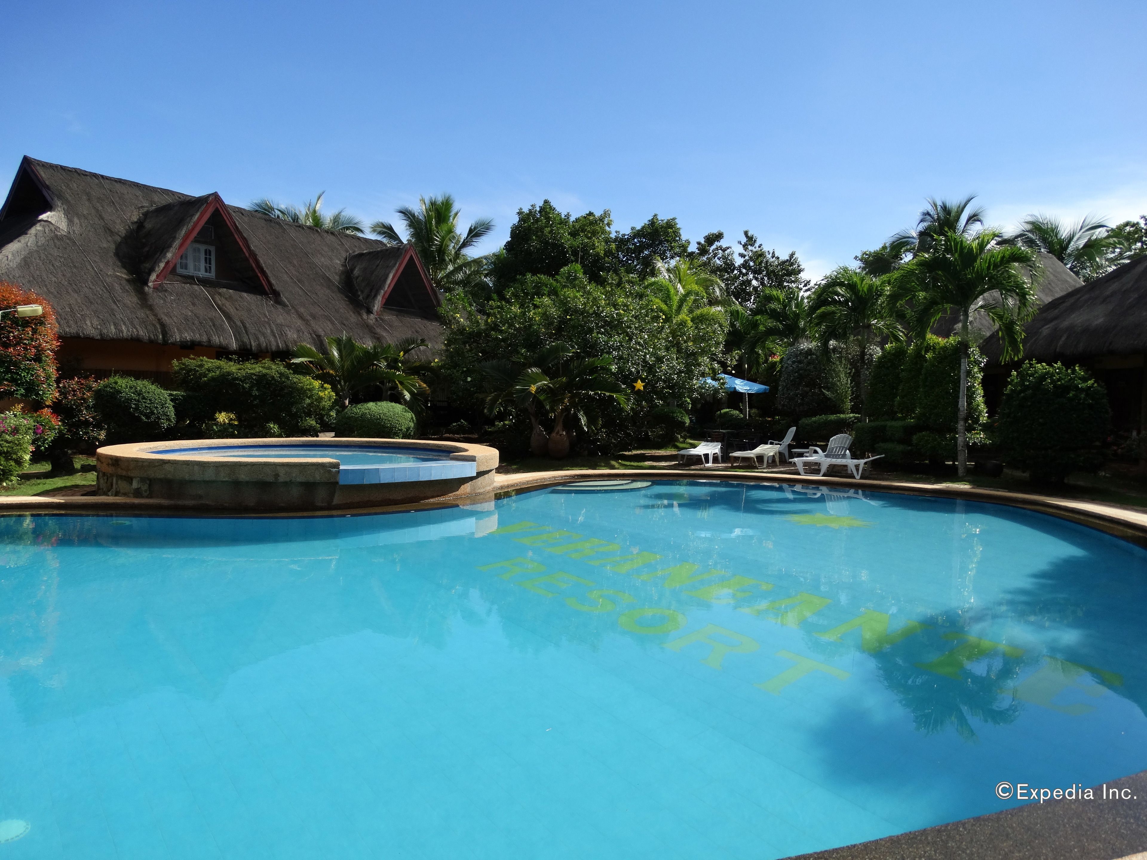 室外泳池；泳池傘、躺椅