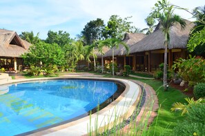 Outdoor pool, pool umbrellas, sun loungers - Veraneante Resort (Panglao)