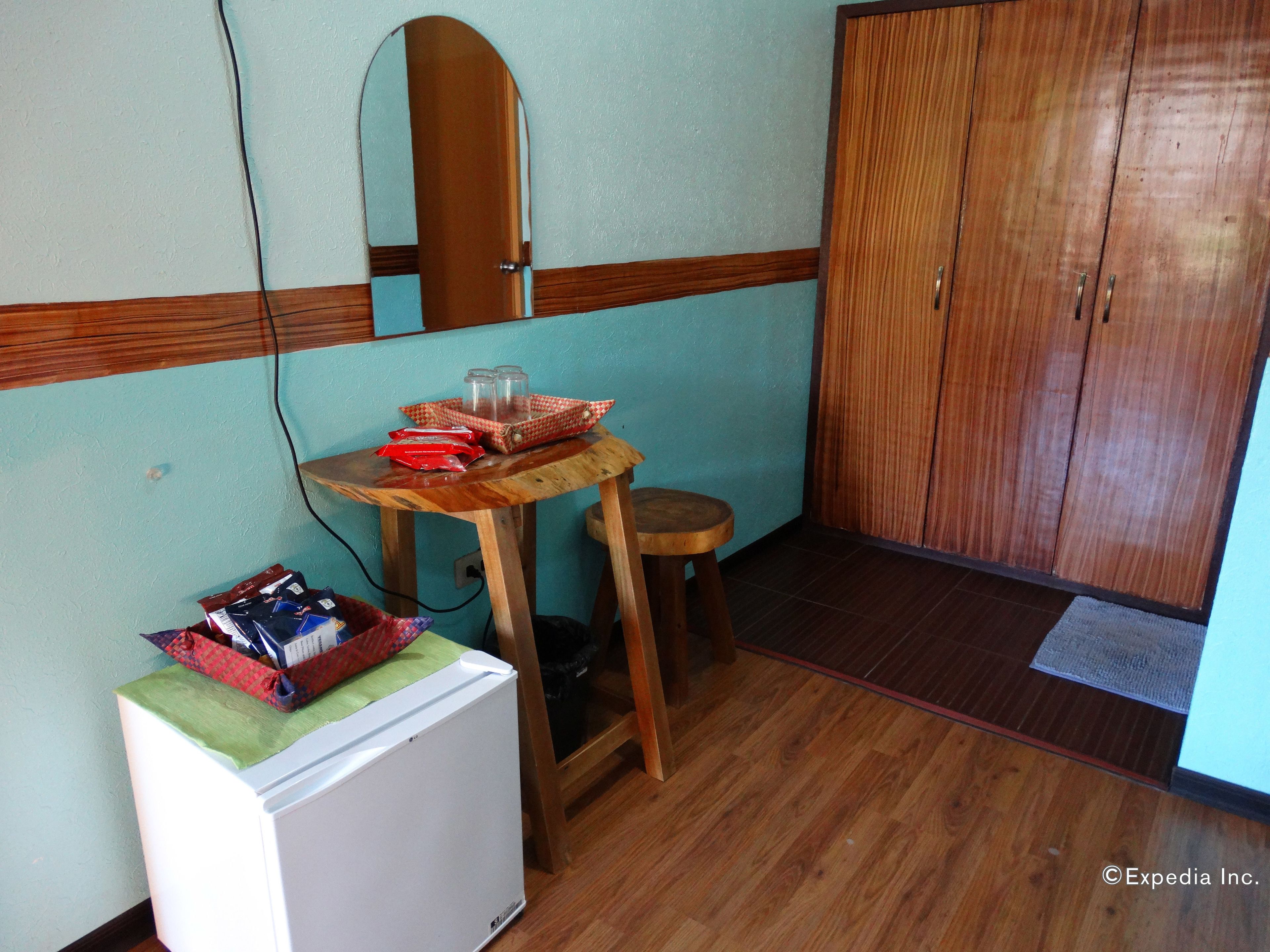 family room, 2 double beds | room amenity