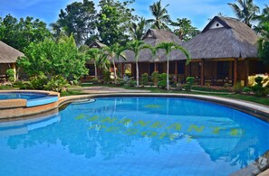 Outdoor pool, pool umbrellas, sun loungers - Veraneante Resort (Panglao)