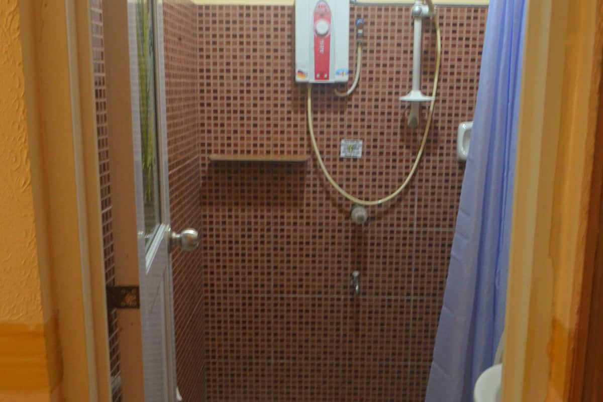 shower, free toiletries, hair dryer, bidet