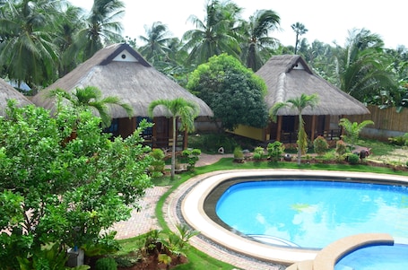Outdoor pool, pool umbrellas, pool loungers. Veraneante Resort