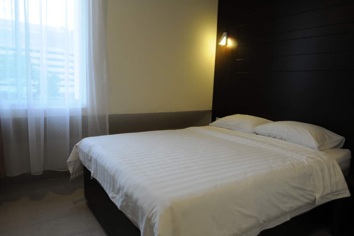 Deluxe Room, 1 Queen Bed (Window)