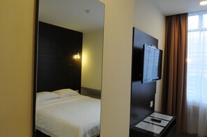 Deluxe Room, 1 Queen Bed (Window) - Cathay Hotel (Kota Kinabalu)