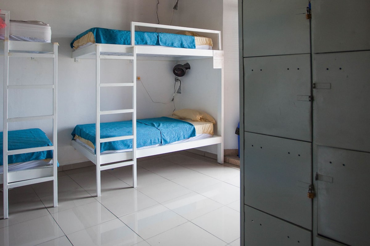 1 Bed in a Shared 12 Bed Dormitory,Shared Bathroom | Safe på rommet