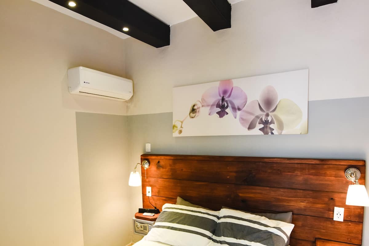 Double Ensuite, Private Bathroom and AC | Safe på rommet