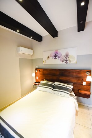 Double Ensuite, Private Bathroom and AC | Safe på rommet