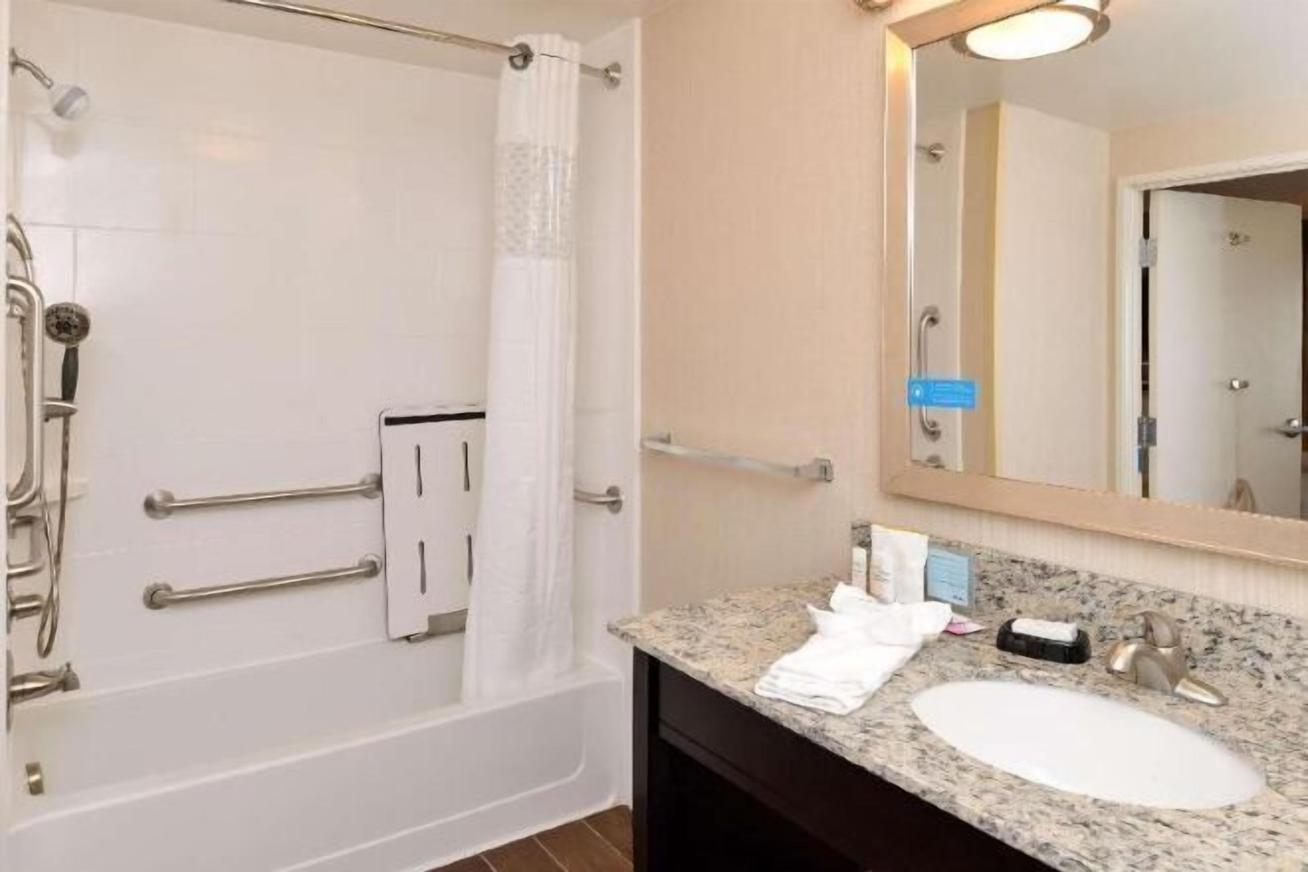 浴室 | 旋水按摩花洒、免费洗浴用品、吹风机、毛巾