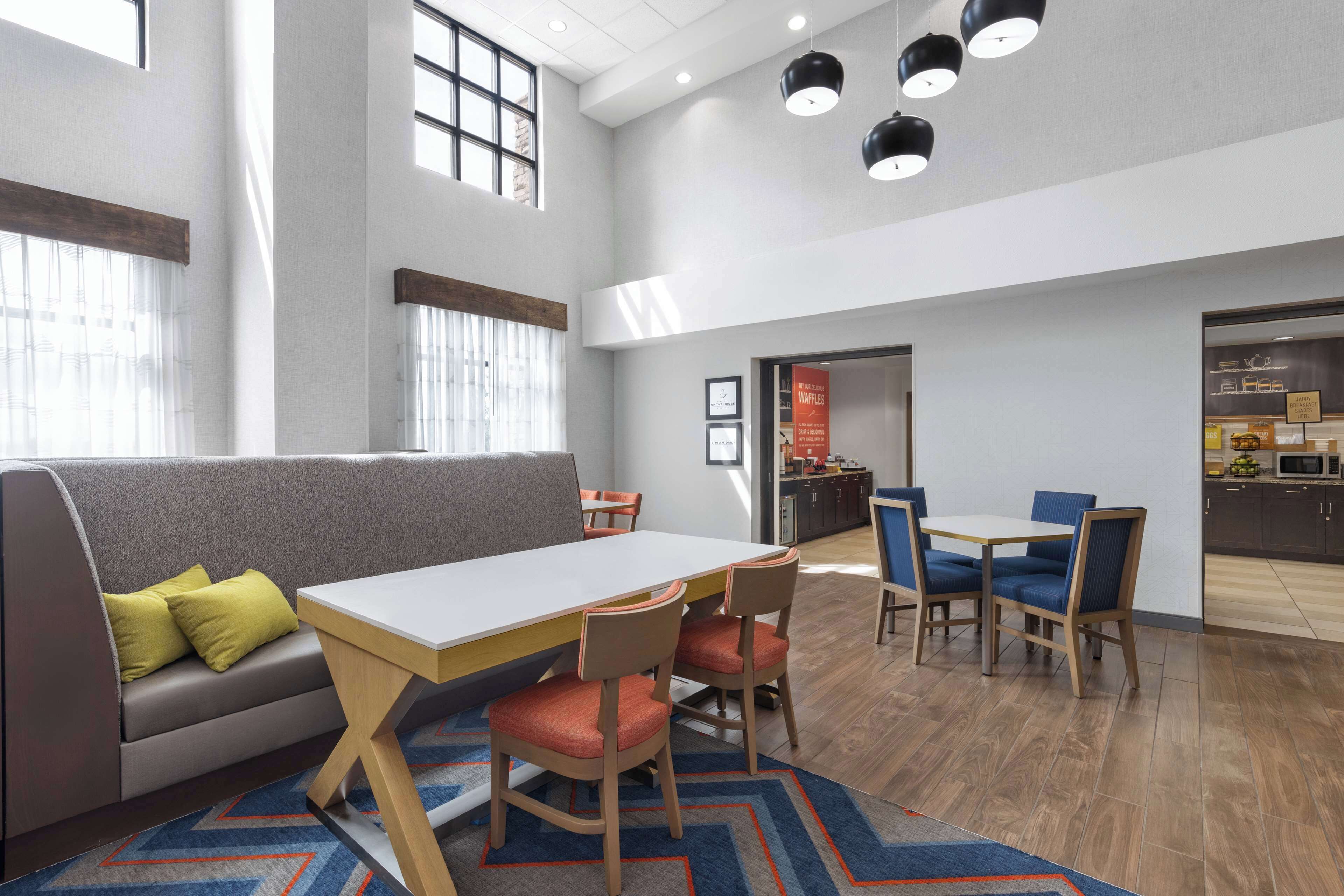 بوفيه فطور مجانًا يوميًا