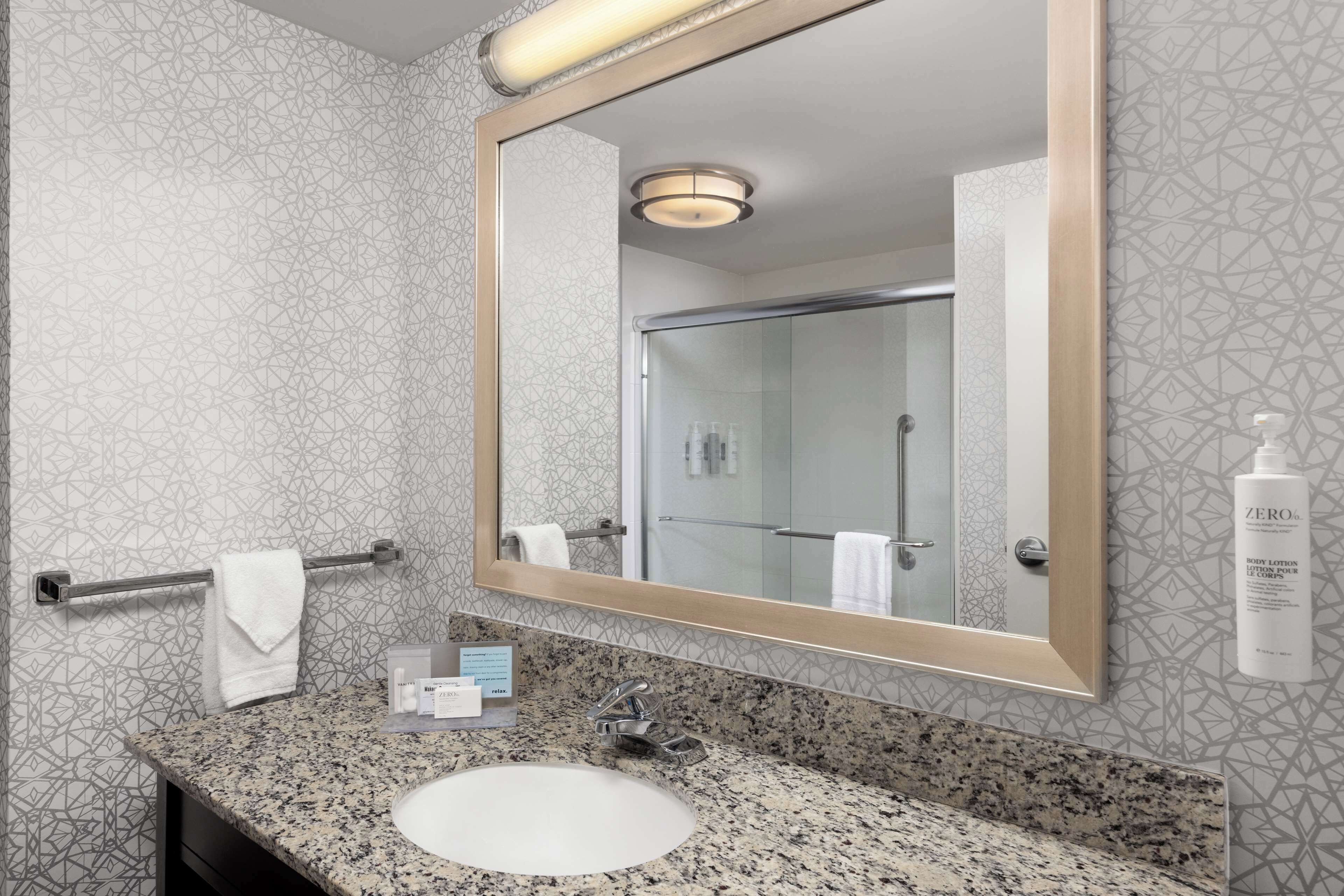 king, studio, 1 king bed, non smoking, kitchenette | bathroom | hydromassage showerhead, free toiletries, hair dryer, towels