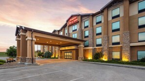 Ein Hotel mit freiem Zugang, einer Beschilderung mit 'Hampton Inn & Suites' und einem Schild mit der Aufschrift 'Clearance 14'.