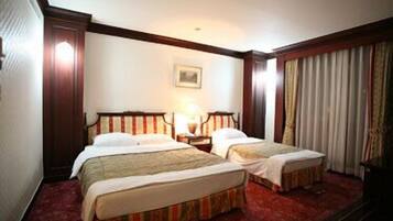 迷你吧、办公桌、熨斗/熨板、免费 WiFi