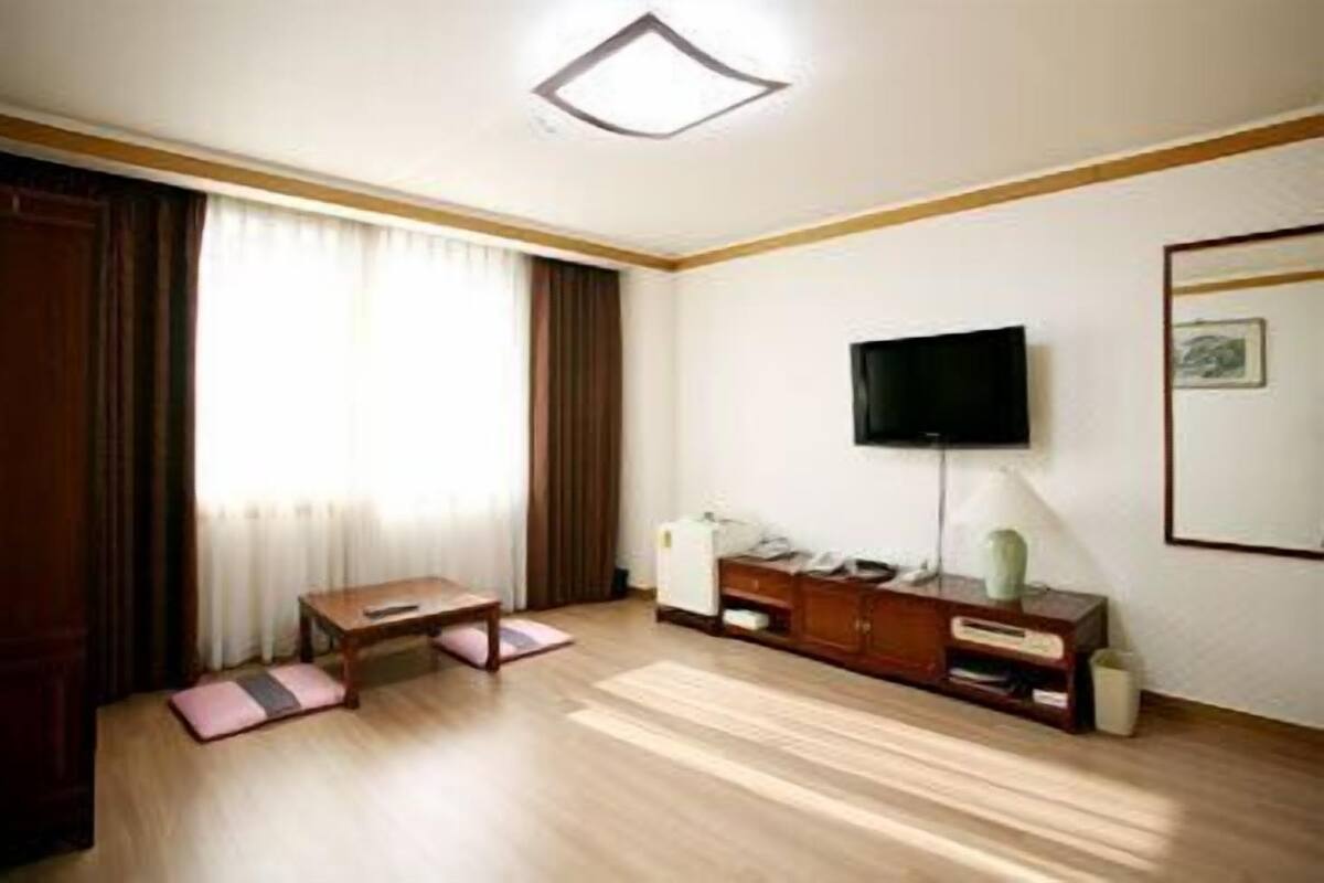 Minibar, Schreibtisch, Bügeleisen/Bügelbrett, kostenloses WLAN