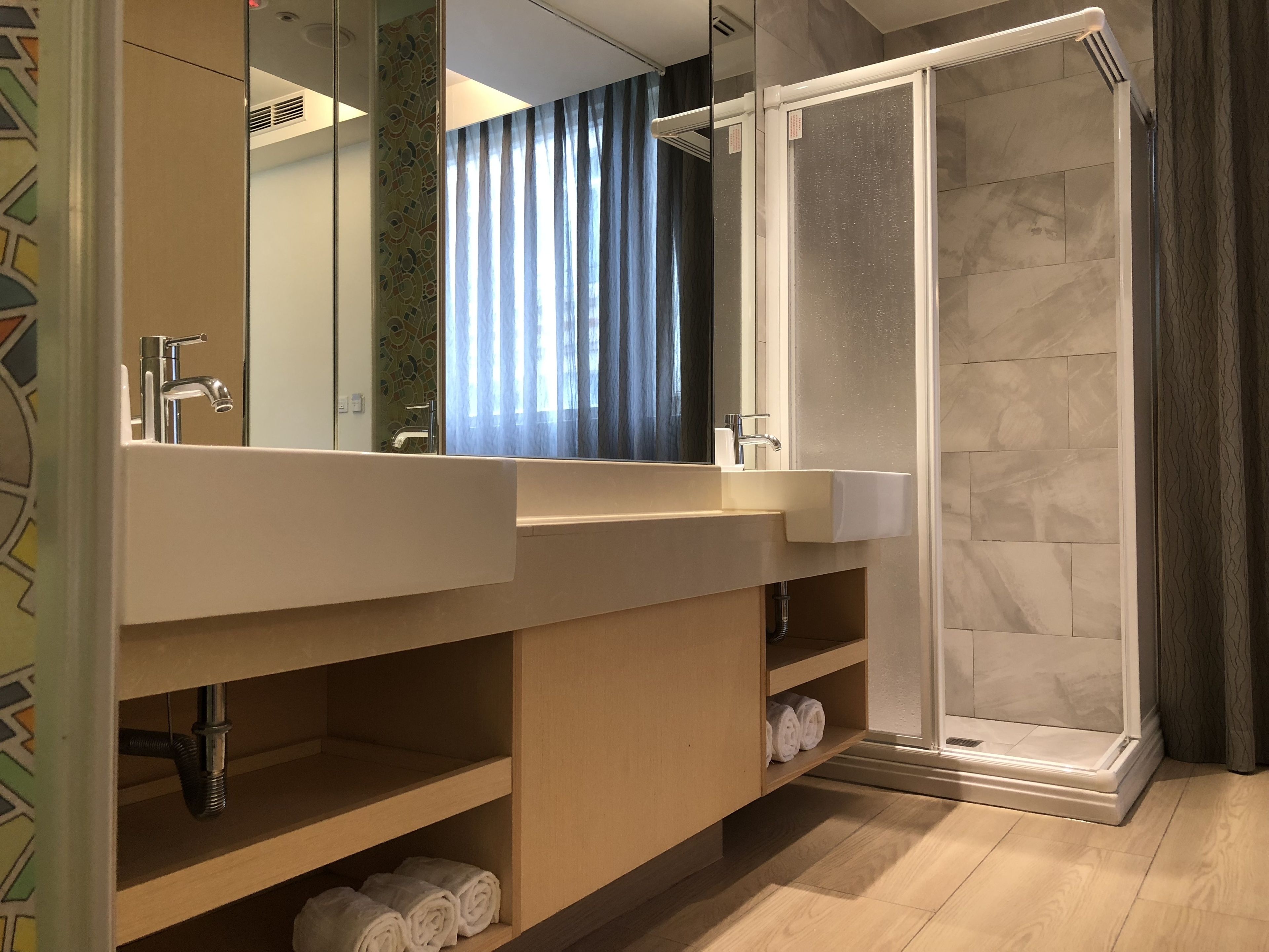 Habitación cuádruple de lujo, 2 camas matrimoniales | Baño | Regadera, amenidades de baño gratuitas, secadora de cabello, pantuflas 