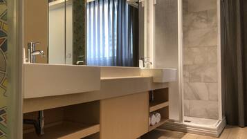 Habitación cuádruple de lujo, 2 camas matrimoniales | Baño | Regadera, amenidades de baño gratuitas, secadora de cabello, pantuflas