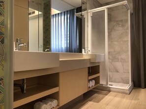 Luxury Quadruple Room (Shine) | Bathroom | Shower, free toiletries, hair dryer, slippers - The Crystal Inn Sun Moon Lake (Yuchi)