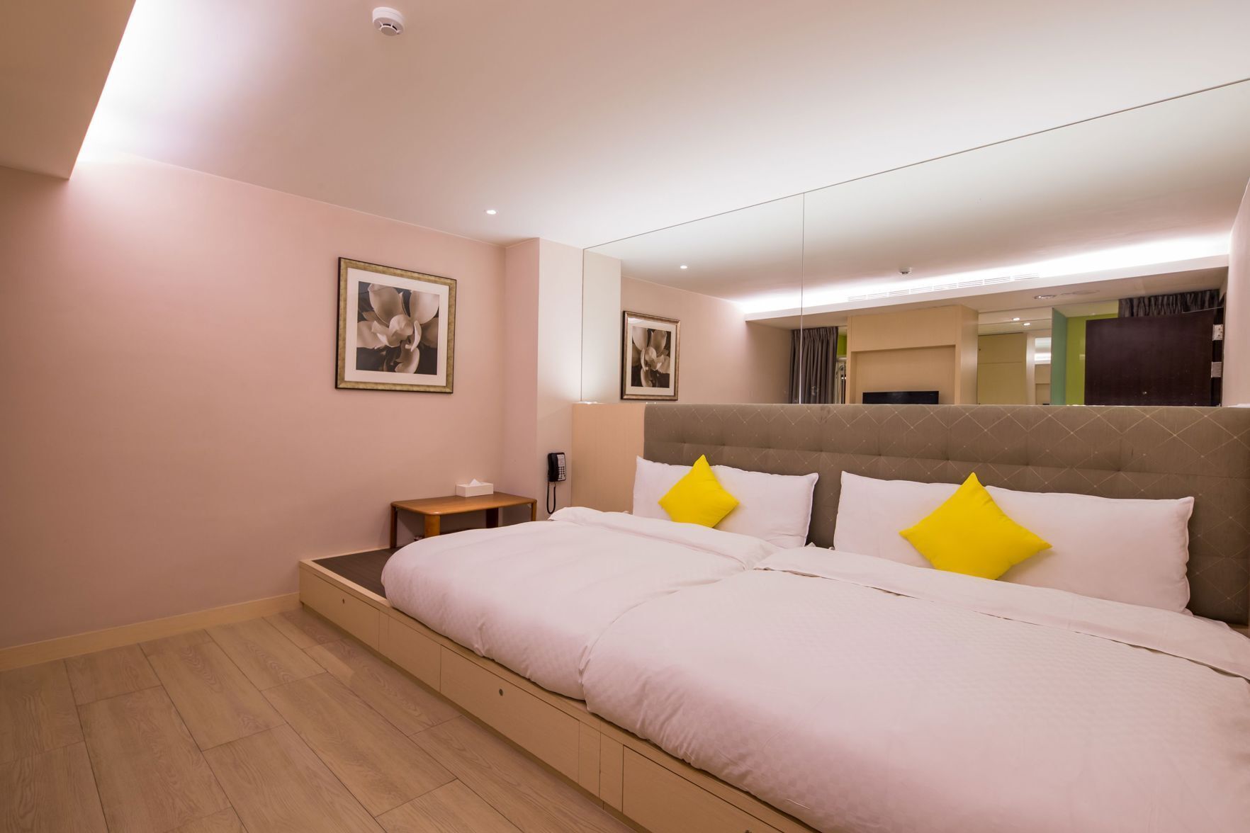 ميني بار وتجهيزات عازلة للصوت وأسرّة قابلة للطي وواي فاي مجانًا