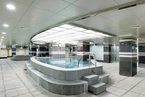 Indoor spa tub
