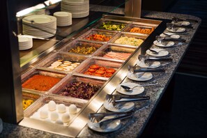 供应早餐、午餐和晚餐