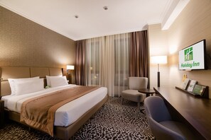 Ropa de cama hipoalergénica y caja de seguridad en la habitación 