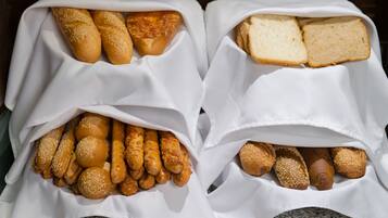 TĂ€gliches FrĂŒhstĂŒcksbuffet (6000 KZT pro Person)