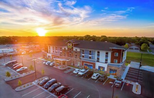 Fachada de la propiedad por la tarde o noche