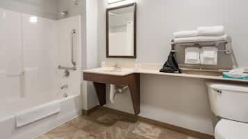 Camera, 1 letto queen, accessibile ai disabili | Bagno | Combinazione doccia/vasca, set di cortesia gratuito, asciugacapelli