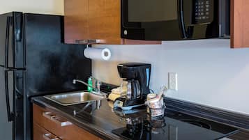 ثلاجة، ميكروويف، موقد طهي مسطح، ماكينة لصنع القهوة/الشاي