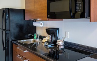 Refrigerador, microondas, placa de cocina, cafetera/tetera